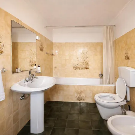 Quarto em Acomodações Particulares Little Garden Old Town